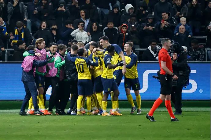 שחקני אוניון סן ז'ילואז חוגגים עם ענאן חלאילי