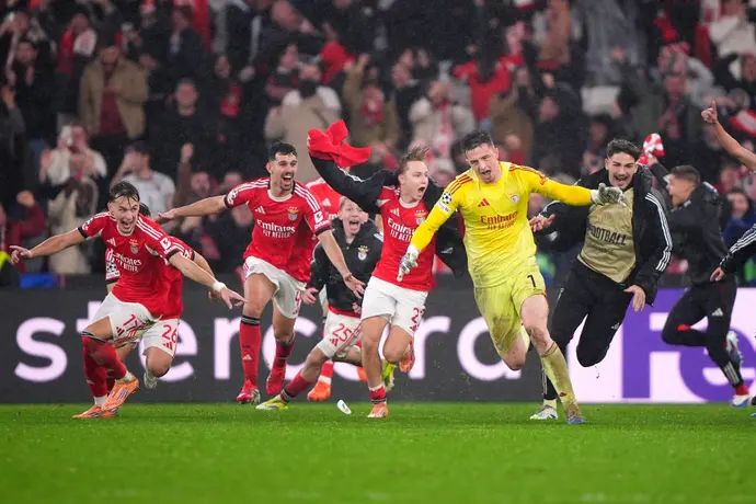 שחקני בנפיקה חוגגים