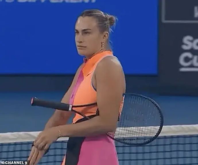 ארינה סבאלנקה מורידה את צמיד הספורט שלה