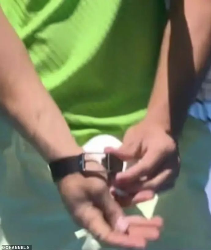 קרלוס אלקראס עם צמיד הספורט שלו