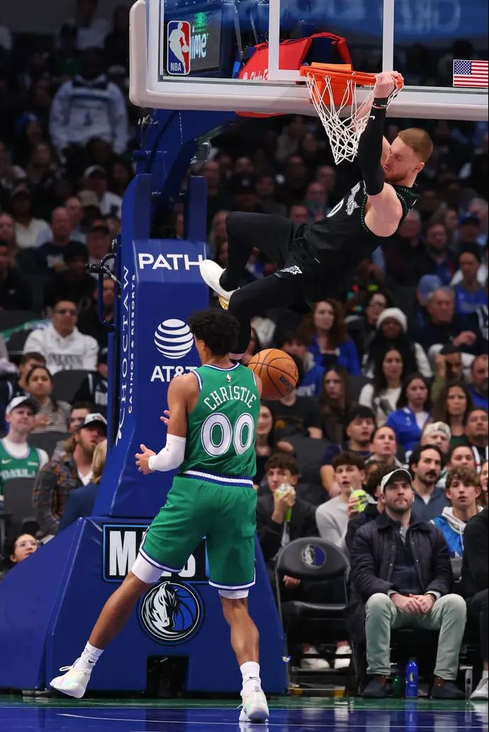 שחקן מינסוטה דונטה דיווינצ'נזו מטביע מול דאלאס