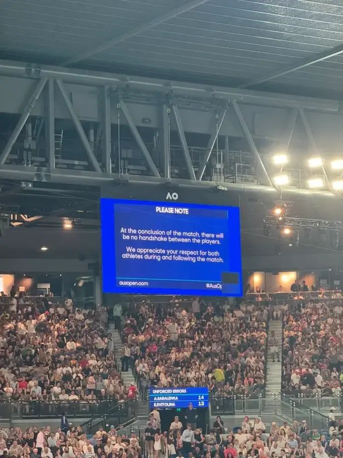 שלט לקהל באליפות אוסטרליה מבהיר: לא  תהיה לחיצת ידיים בין סבאלנקה לסביטולינה