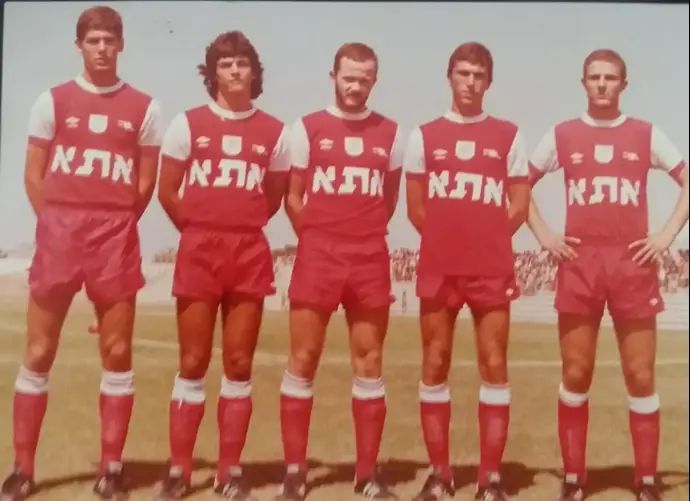 יגאל קרן ראשון מימין, קובי סגל ראשון משמאל