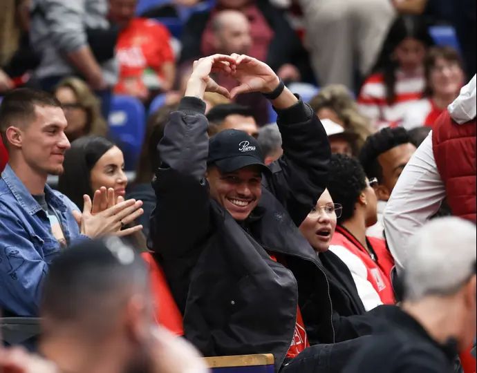 צ'יקו שחקן הפועל תל אביב כדורגל במשחק של הפועל תל אביב כדורסל