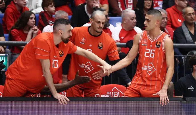 שחקן הפועל תל אביב ים מדר עם גיא פלטין, בר טימור