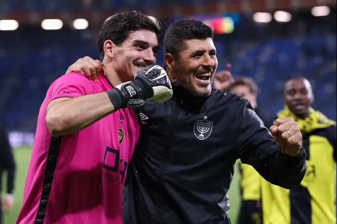 דוד בן הרוש מאמן שוערים בית"ר ירושלים עם מיגל סילבה