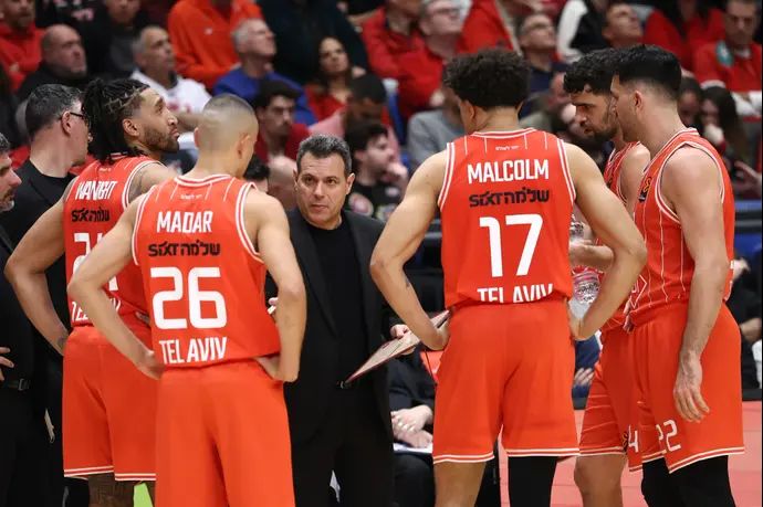 מאמן הפועל תל אביב דימיטריס איטודיס עם שחקניו