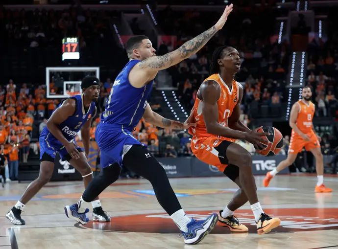 שחקן מכבי תל אביב, איפה לונדברג, מול שחקן ולנסיה, ברנקו באדיו