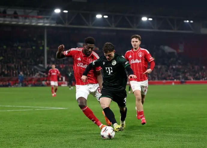 שחקן פרנצווארוש גבי קניקובסקי מול שחקן נוטינגהאם פורסט איברהים סנגארה