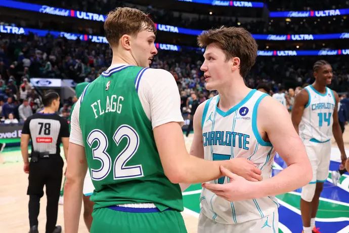 שחקן שארלוט הורנטס, קון קניפל, עם שחקן דאלאס מאבריקס, קופר פלאג