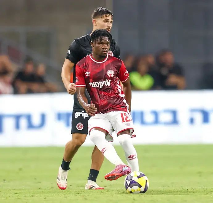 שחקן הפועל באר שבע, ג'וזף סאבובו, לפני רן בנימין, הפועל תל אביב