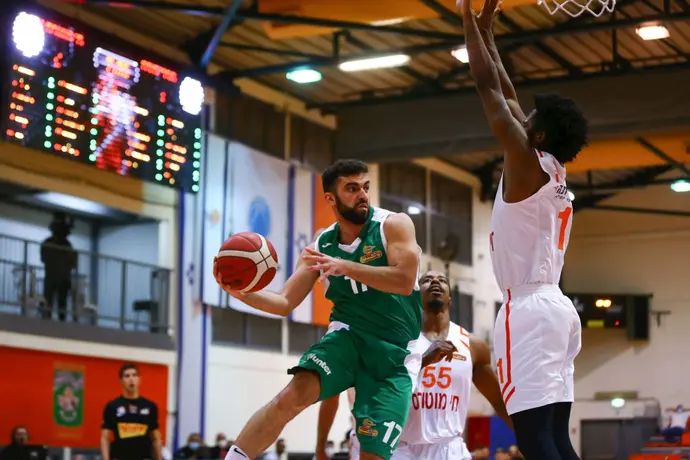 שחקן מכבי חיפה בכדורסל נאור שרון