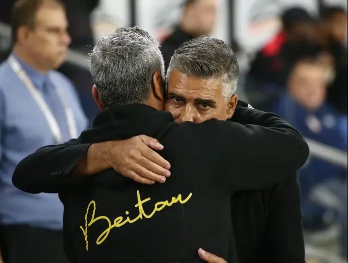 ברק יצחקי מאמן בית"ר ירושלים מחבק את חיים סילבס מאמן הפועל חדרה