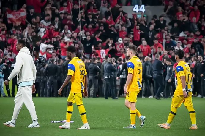 שחקני מכבי תל אביב מאוכזבים לאחר הפסד בדרבי