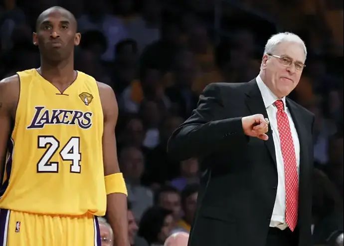 מאמן הלייקרס פיל ג'קסון עם קובי בריאנט