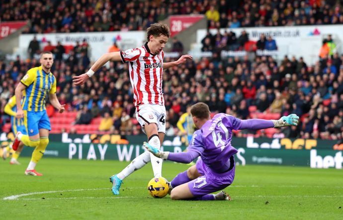 שוער סאות'המפטון דניאל פרץ מול שחקן סטוק סיטי מילאן סמית