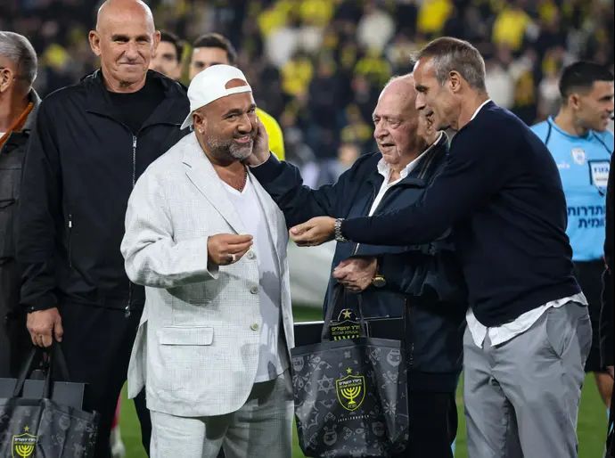 ברק אברמוב לצד יו"ר בית"ר ירושלים בעבר משה דדש