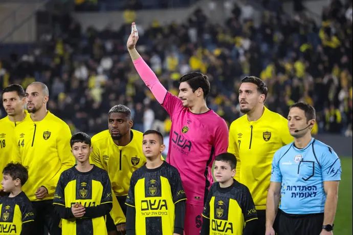 מיגל סילבה לצד שחקני בית"ר ירושלים בחימום