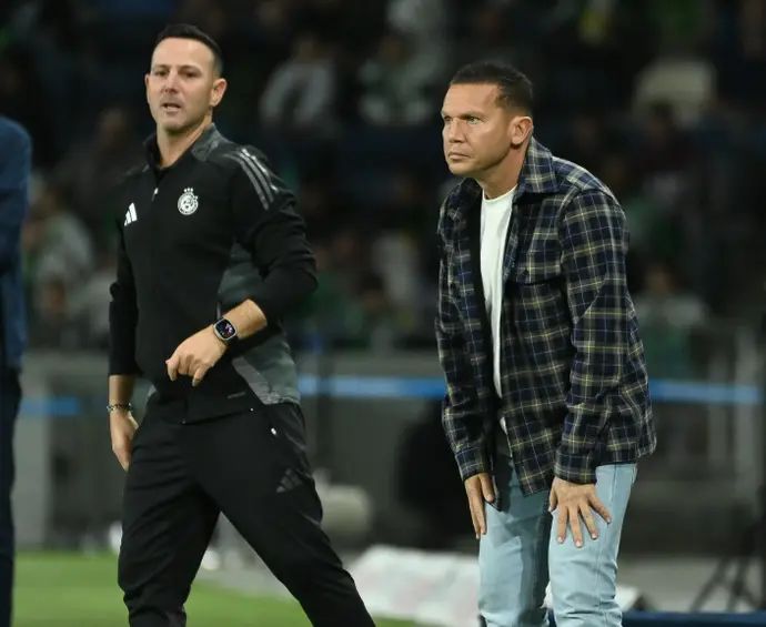 ברק בכר מאמן מכבי חיפה עם עוזרו גיא צרפתי