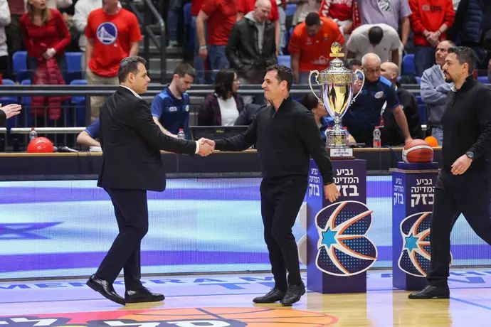 יונתן אלון מאמן הפועל ירושלים עם דימיטריס איטודיס מאמן הפועל תל אביב