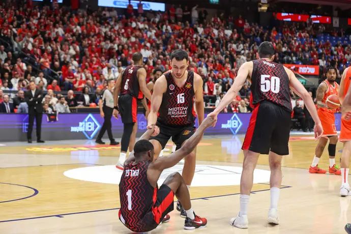 נמרוד לוי שחקן הפועל ירושלים עם יובל זוסמן, ג'ארד הארפר