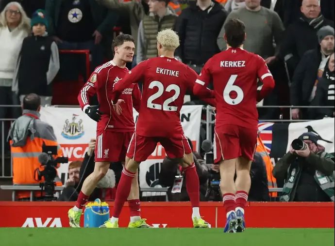 פלוריאן וירץ חוגג עם הוגו אקיטיקה, שחקן ליברפול