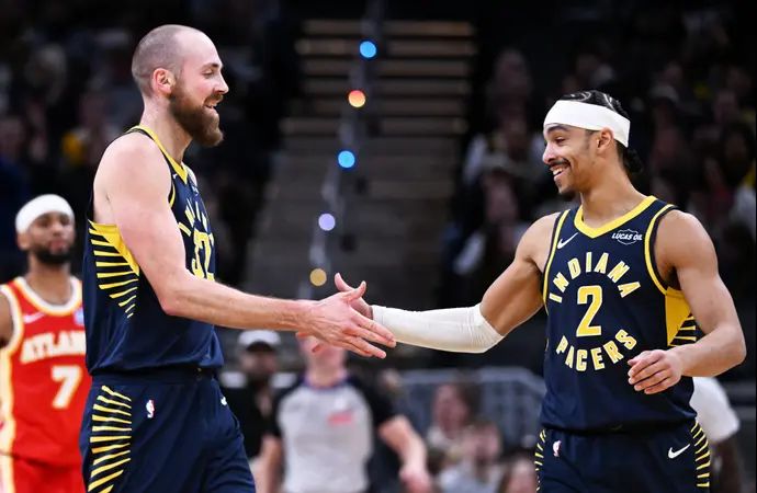 אנדרו נמבהארד שחקן אינדיאנה פייסרס עם ג'יי האף