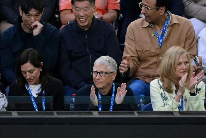 ביל גייטס צופה בגמר אליפות אוסטרליה בין ג'וקוביץ' לקרלוס אלקראס