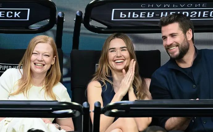 השחקן כריס המסוורת' צופה בגמר אליפות אוסטרליה לצד בת זוגו גבריאלה ברוקס והשחקנית שרה סנוק