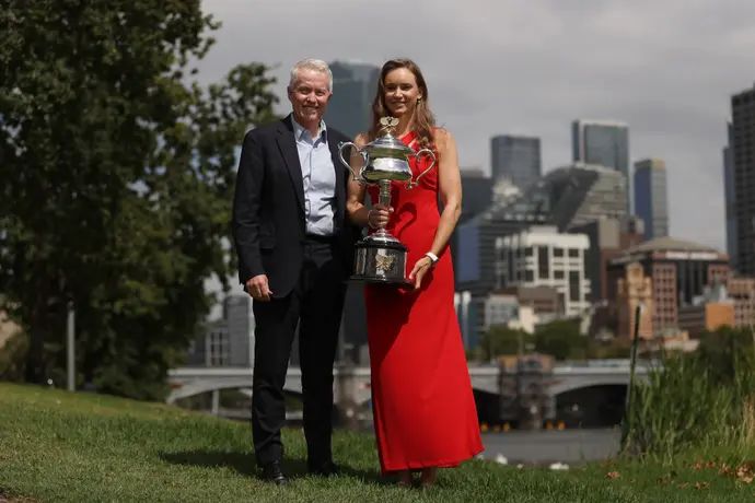 מנהל אליפות אוסטרליה קרייג טיילי לצד האלופה אלנה ריבאקינה