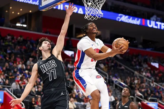 בן שרף במדי ברוקלין נטס מול ג'יידן אייבי שחקן דטרויט