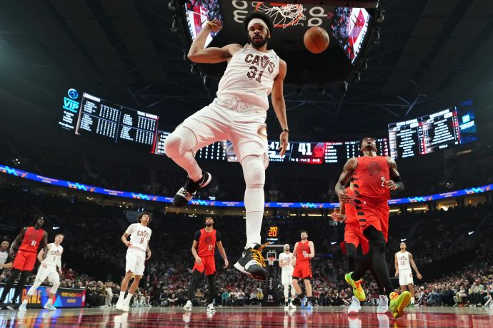 שחקן קליבלנד ג'ארט אלן חוגג מול פורטלנד