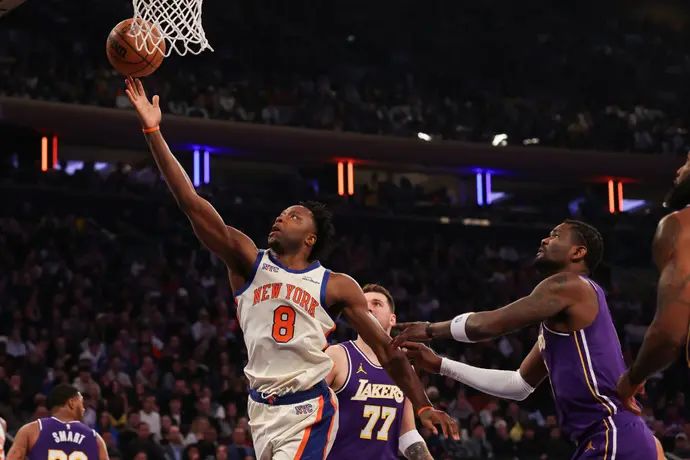 שחקן ניו יורק ניקס או-ג'י אנונובי קולע מעל הגנת הלייקרס