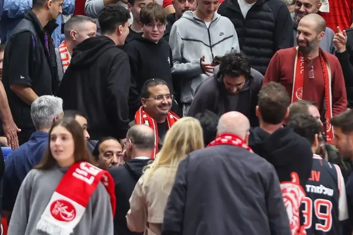 בעלי הפועל תל אביב עופר ינאי במהלך התקרית בגביע מול הפועל ירושלים