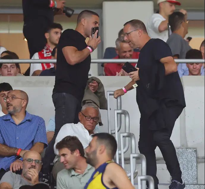 רן בן שמעון מאמן נבחרת ישראל עם עוזרו גל כהן בדרבי שבוטל: הפועל תל אביב נגד מכבי תל אביב