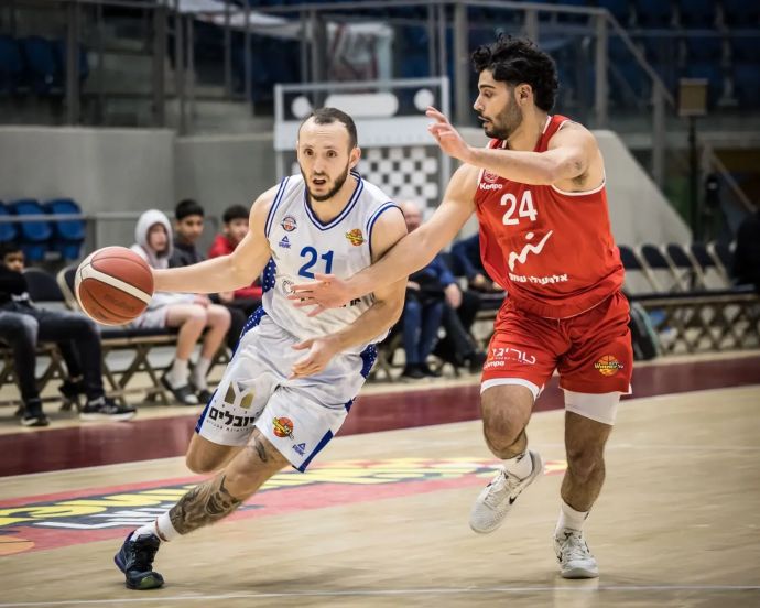 שחקן בני הרצליה מקס היידיגר מול שחקן הפועל באר שבע יואב ויטלם