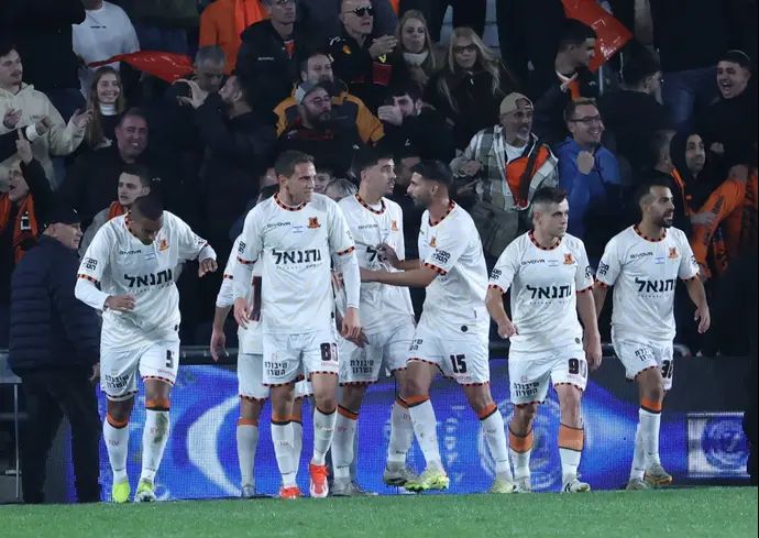 שחקני בני יהודה חוגגים