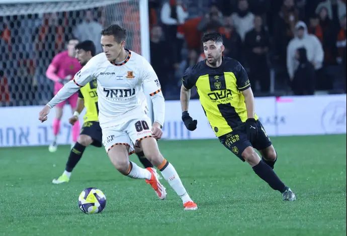 ארד בר שחקן בני יהודה לפני דור מיכה שחקן בית"ר ירושלים