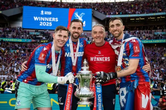 מאמן השוערים דין קיילי עם שוערי קריסטל פאלאס