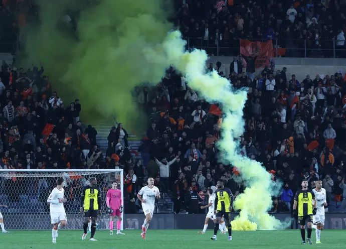 רימון עשן במשחק הגביע בין בית"ר ירושלים לבין בני יהודה