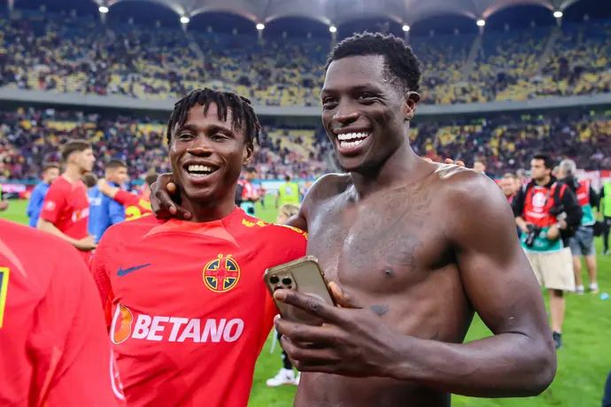 נאנה אנטווי (משמאל) במדי סטיאווה בוקרשט, אפריל 2024