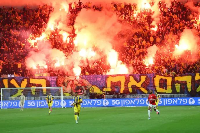 אבוקות ביציע של אוהדי מכבי תל אביב