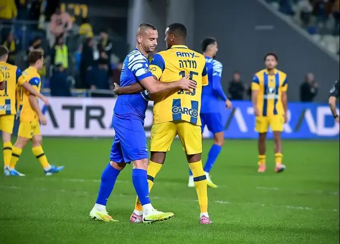 יונס מלדה שחקן מכבי תל אביב עם איאד אבו עביד שחקן בני סכנין