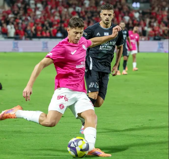 סתיו טוריאל שחקן הפועל תל אביב לפני יונתן טפר שחקן עירוני טבריה