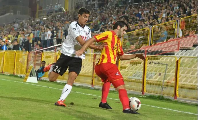 דויד סולארי שחקן מ.ס אשדוד מול לירן סרדל שחקן הפועל חיפה