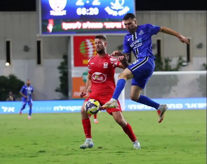 איתי רוטמן שחקן הפועל פתח תקוה מול עדן שמיר שחקן בני סכנין