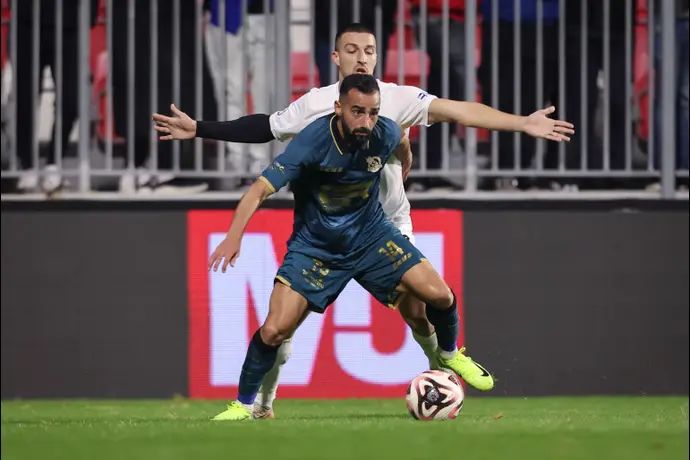 עבדאללה ג'אבר שחקן מכבי בני ריינה לפני אושר דוידה שחקן מכבי תל אביב