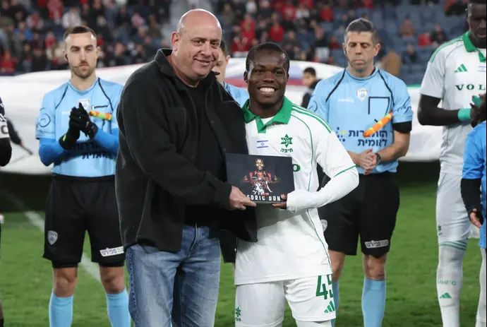 סדריק דון שחקן מכבי חיפה עם אורי שרצקי מנכ"ל הפועל ירושלים