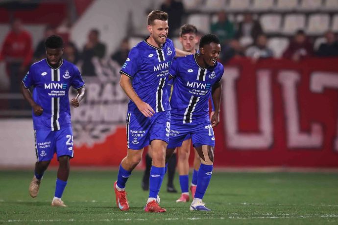 קלה, מארק קוסטה שחקני הפועל פתח תקוה חוגגים