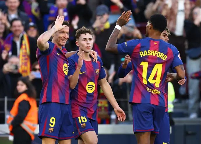 רוברט לבנדובסקי חוגג עם שחקני ברצלונה